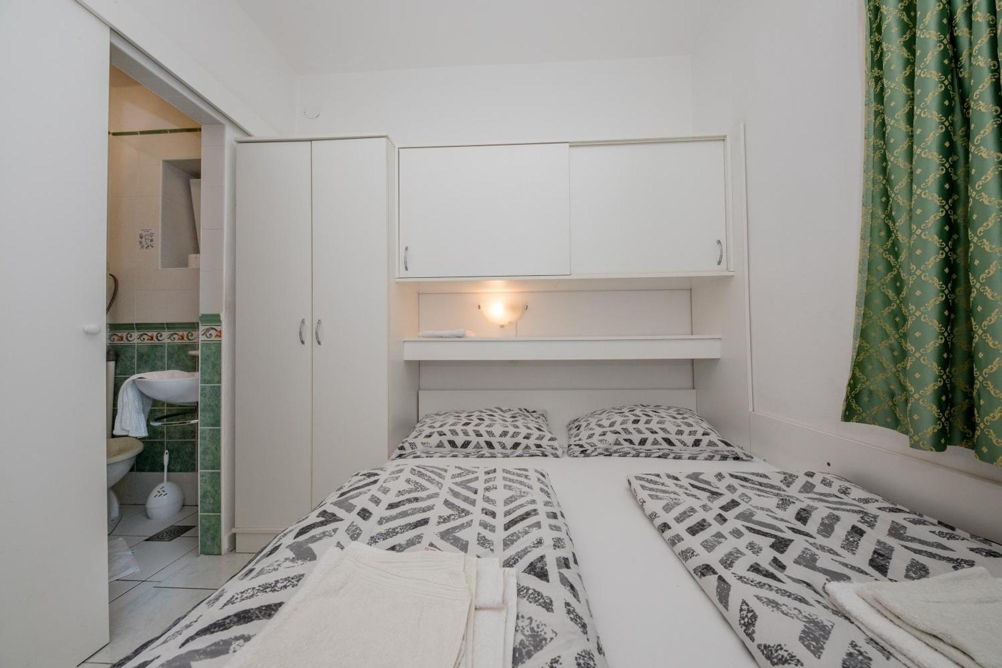 Apartments And Rooms By The Sea Supetarska Draga - Gornja, Rab - 11579 Habitación foto