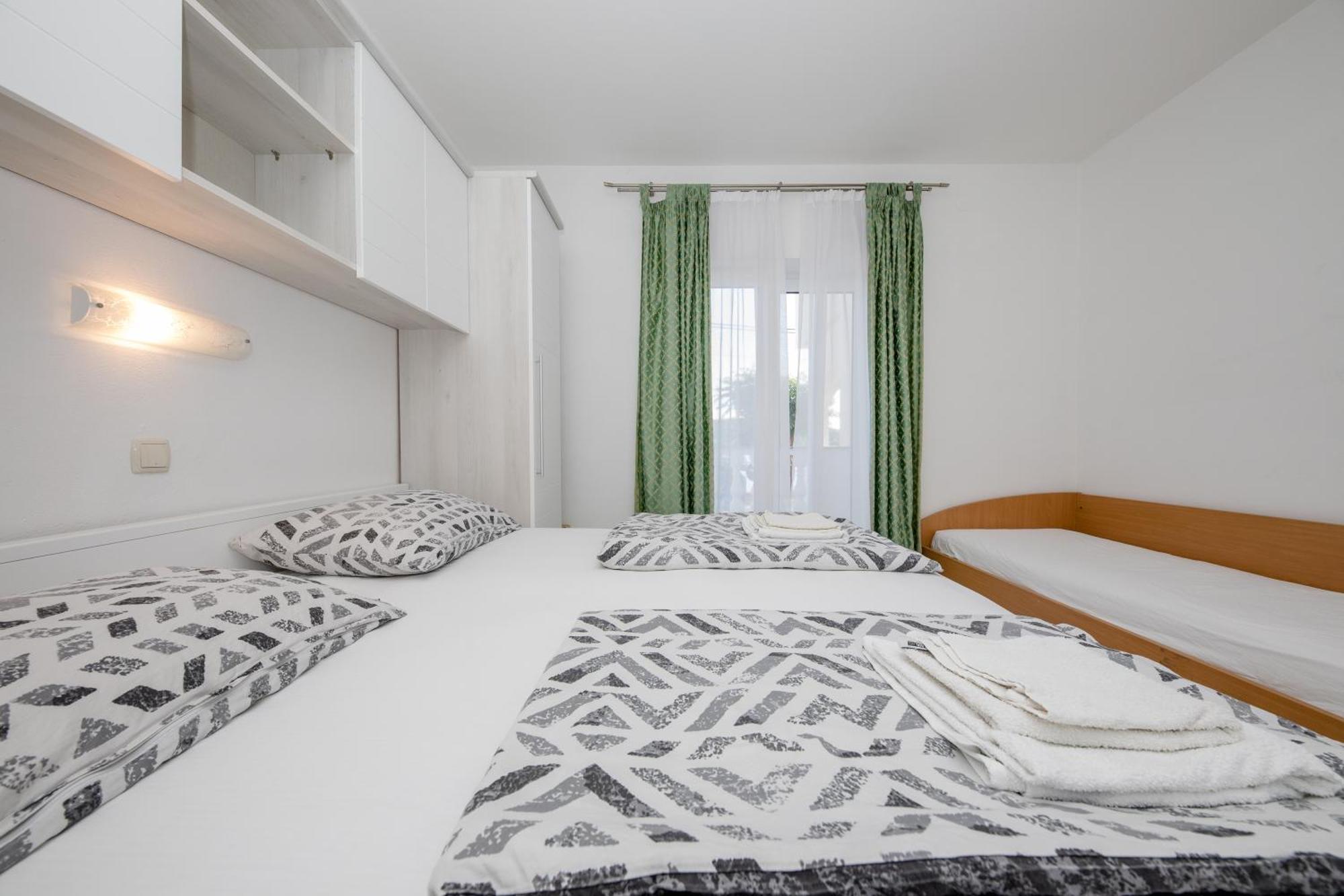 Apartments And Rooms By The Sea Supetarska Draga - Gornja, Rab - 11579 Habitación foto