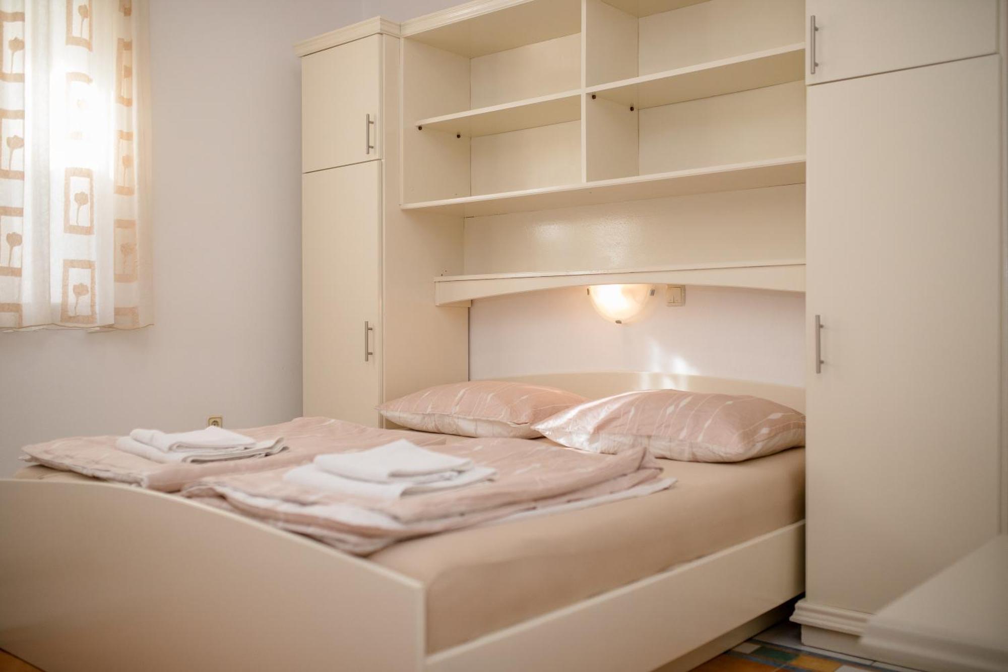 Apartments And Rooms By The Sea Supetarska Draga - Gornja, Rab - 11579 Habitación foto