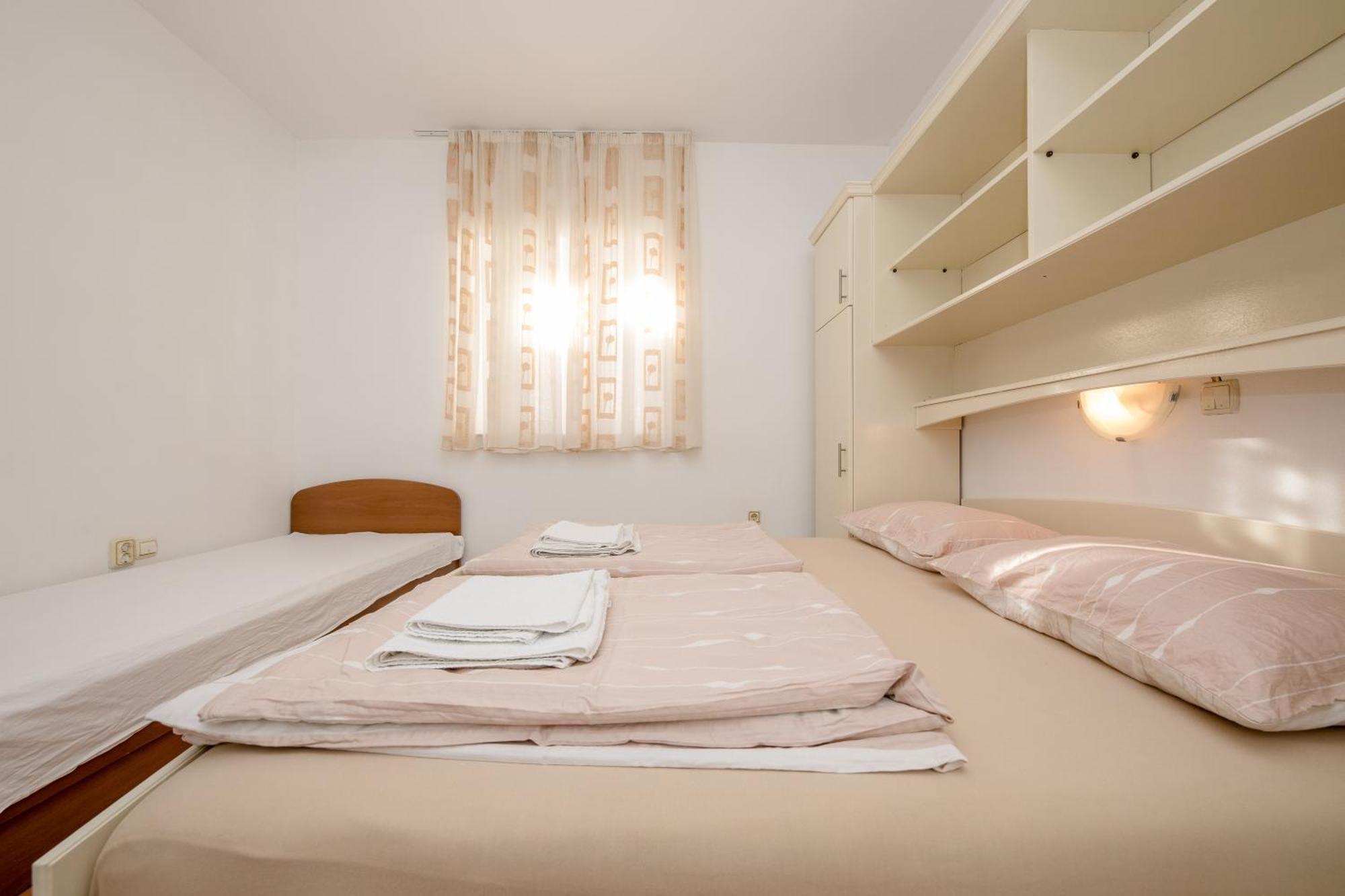 Apartments And Rooms By The Sea Supetarska Draga - Gornja, Rab - 11579 Habitación foto